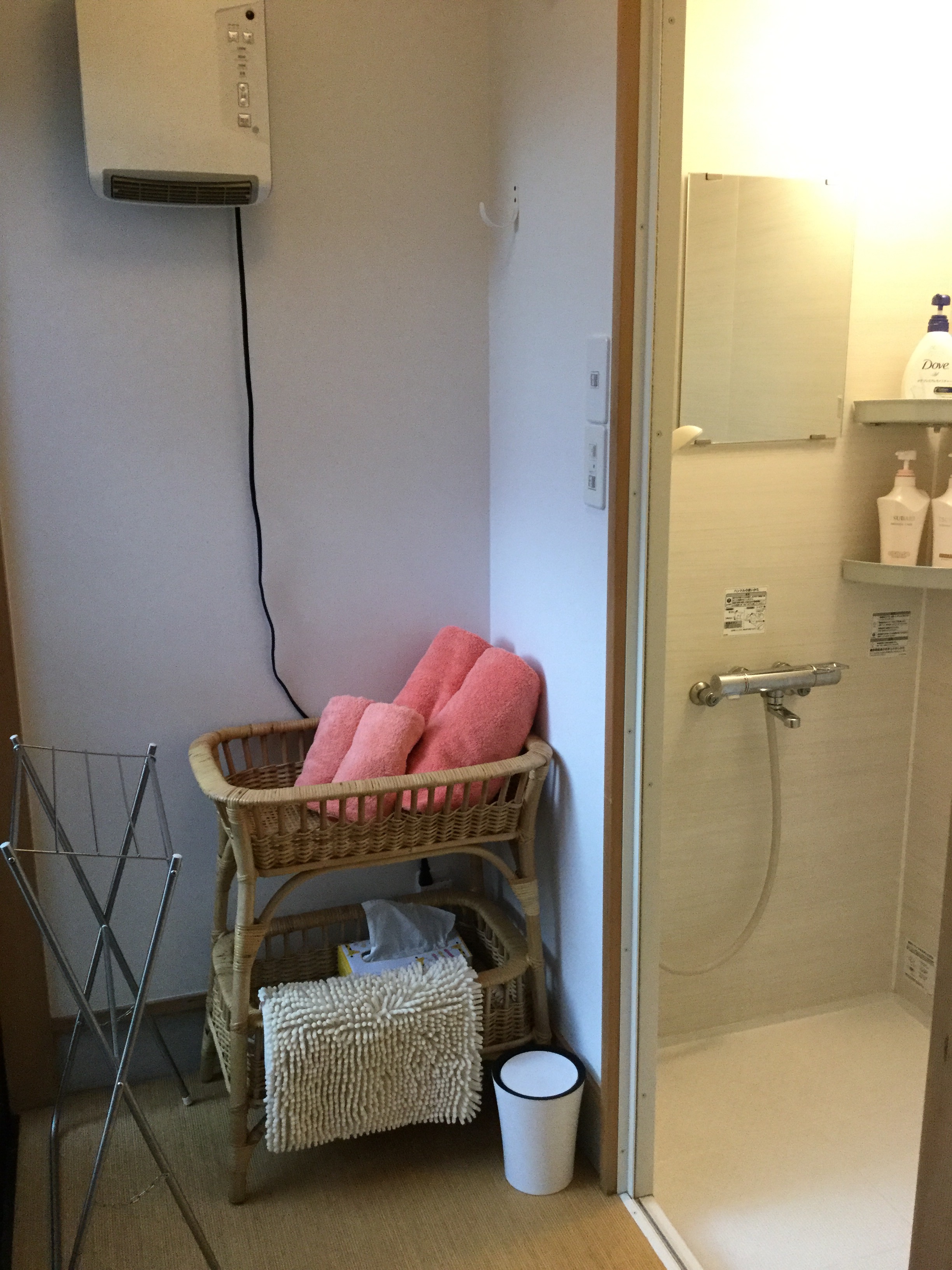脱衣所とシャワールーム、左側の扉からは露天風呂へ...Shower room
