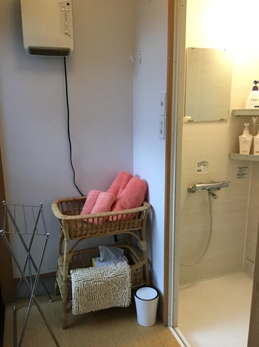 脱衣所とシャワールーム、左側の扉からは露天風呂へ...Shower room