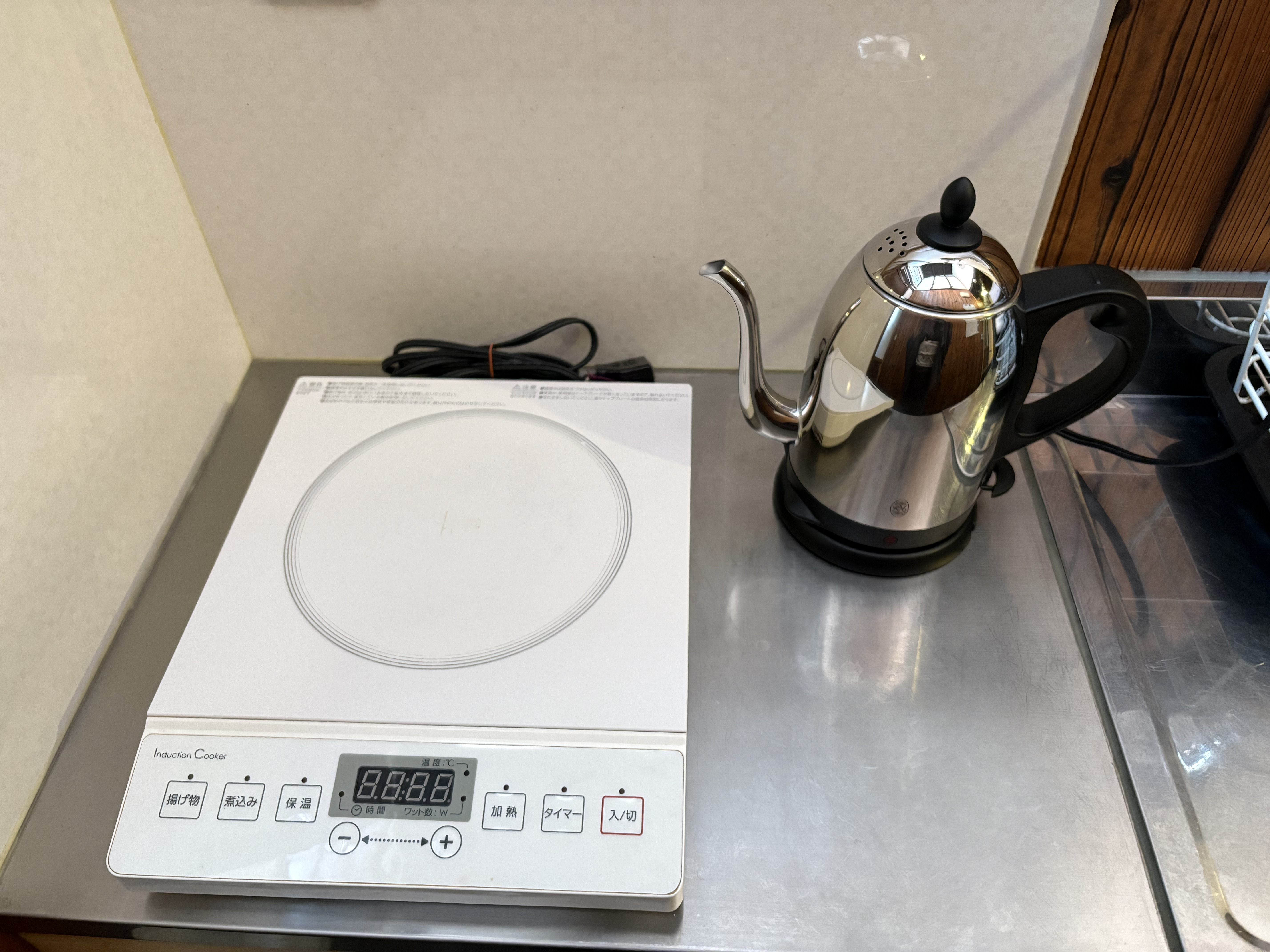 IHコンロ、湯沸かしポット。近くにスーパーマーケットがあり簡単なお料理もしていただけます