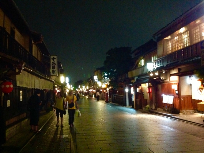 祇園の中心 花見小路、徒歩7分 Hanamikoji street in Gion