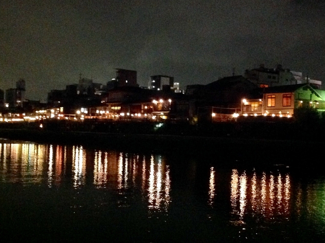 夜の鴨川。 The Kamo river at night!