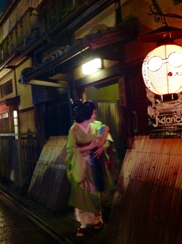艶やかな芸妓さんを見ることも！花見小路 徒歩7分  Geisha-san at Gion.