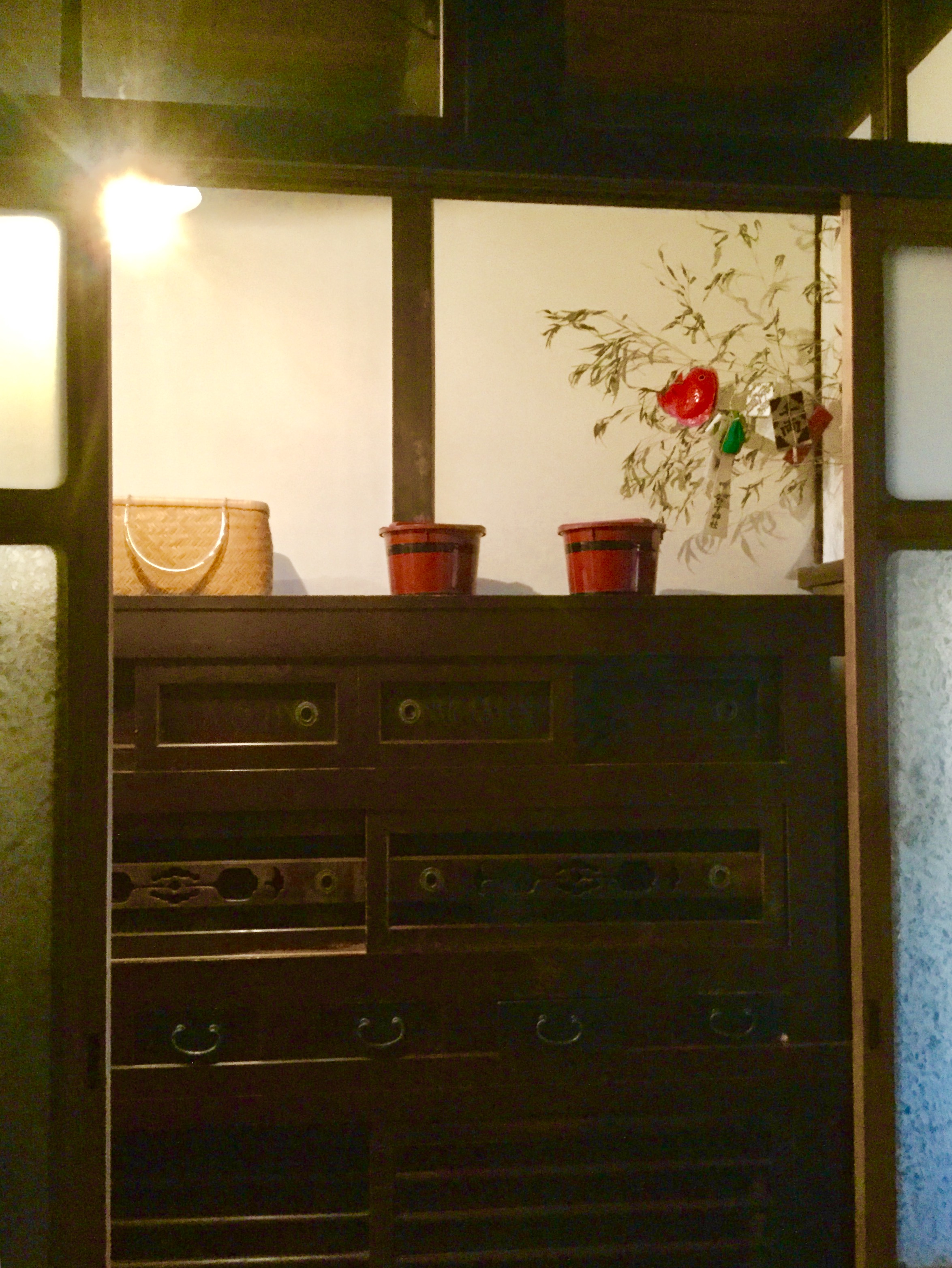 水屋箪笥(みずやたんす)は京町家に深みを与え…Traditional cupboard