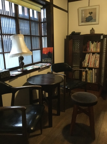 レトロな昭和初期の表の間、コーヒータイムも格別…1st room