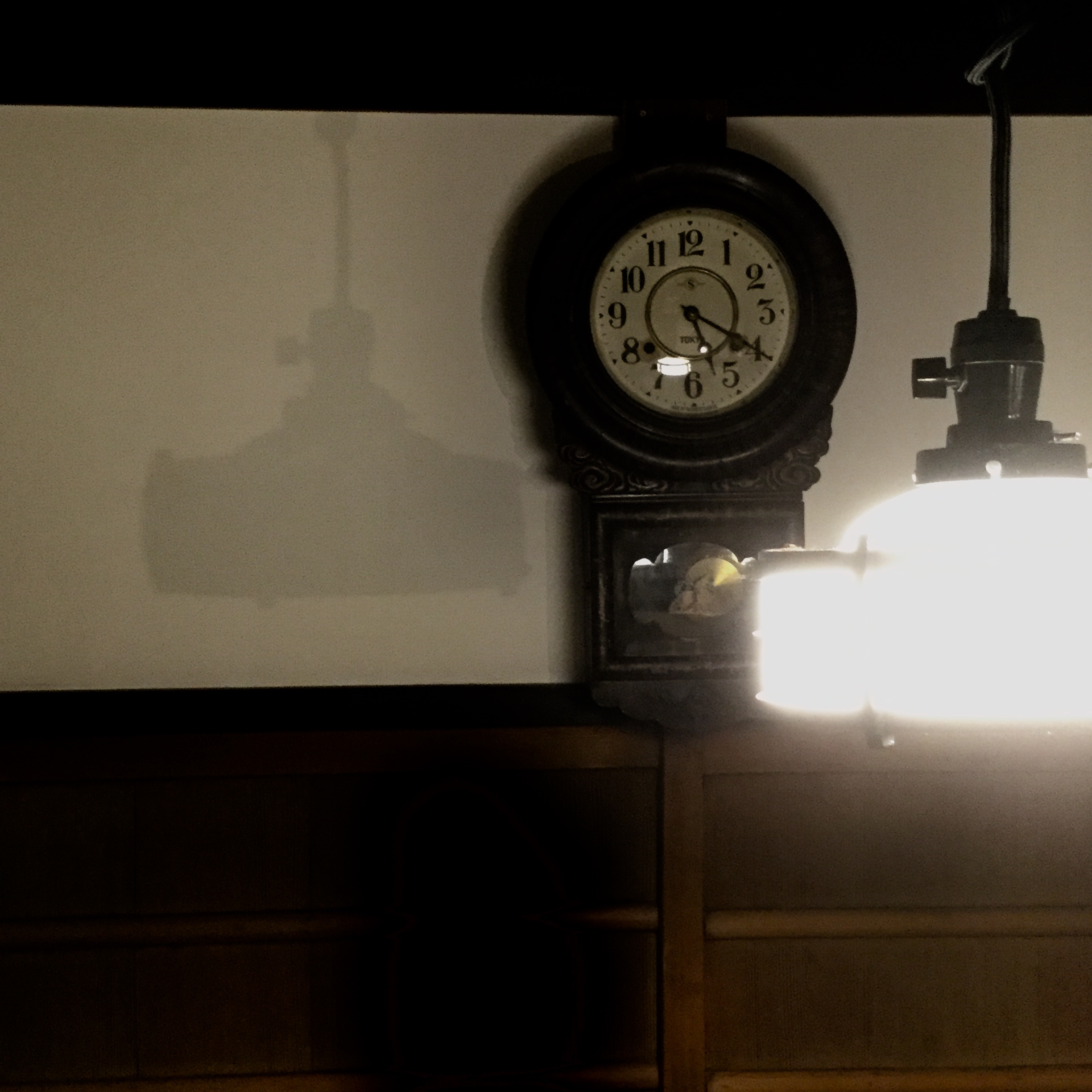 町家で時を刻んできた古時計と電灯  Antique clock & light