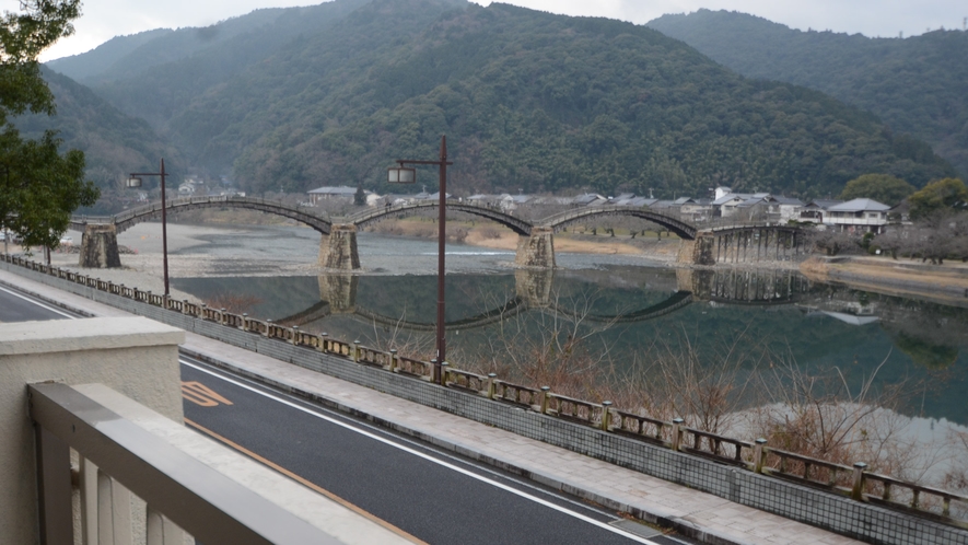 *【景色】川沿いの客室からは四季折々の錦帯橋が眺める事ができます。