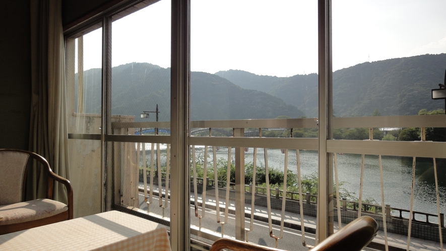 *川沿いの客室からは四季折々の錦帯橋が眺める事ができます。