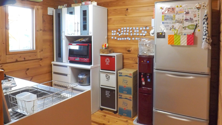 ・キッチン／冷蔵庫、水サーバー、電子レンジ、炊飯器等があります
