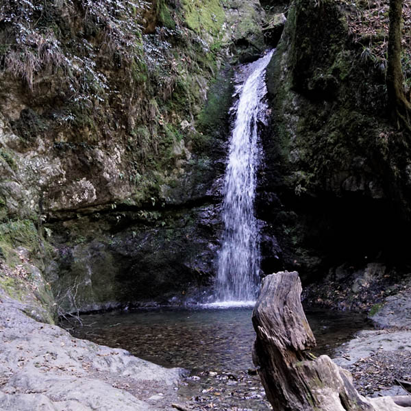 七代の滝、落差は全体で50mほどで、滝の上には天狗岩があります。