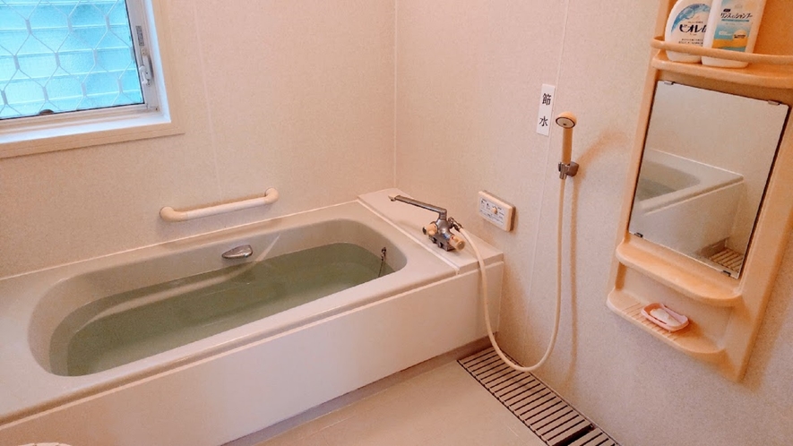 【浴室】シンプルなお風呂です。