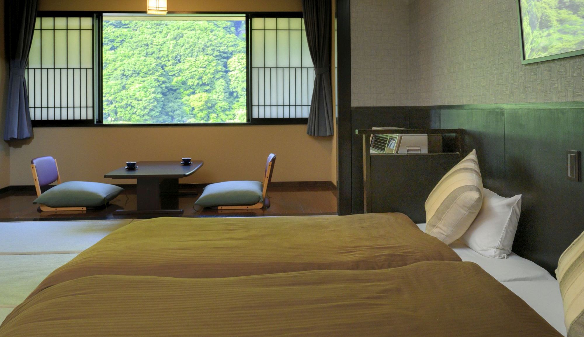 【本館・和室ベッドルーム例】和の空間に心地良い眠りを追求した「シモンズ社」製ベッドを配置