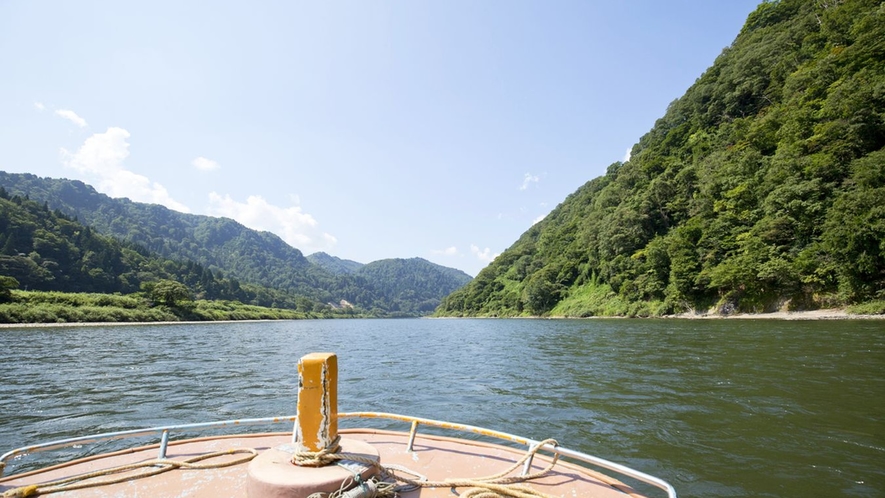 最上川芭蕉ライン舟下り／数々の絶景ポイントを巡る約1時間の船旅