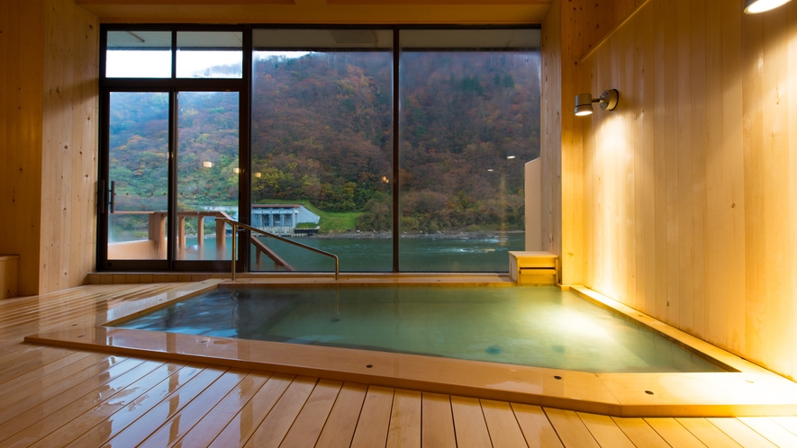 【総檜造りの温泉浴場】紅葉を眺めながらのんびりと温泉三昧