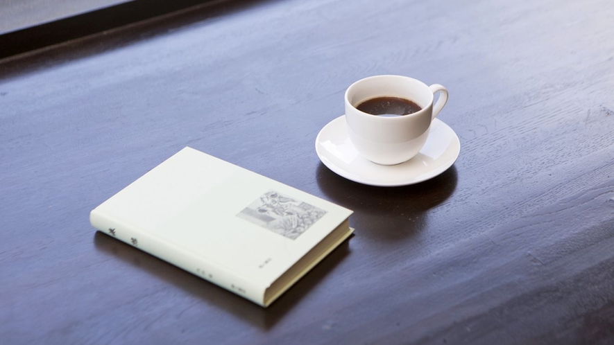 【モーニングコーヒー】朝はゆっくりと眺めを楽しめるようラウンジカウンターにコーヒーをご用意