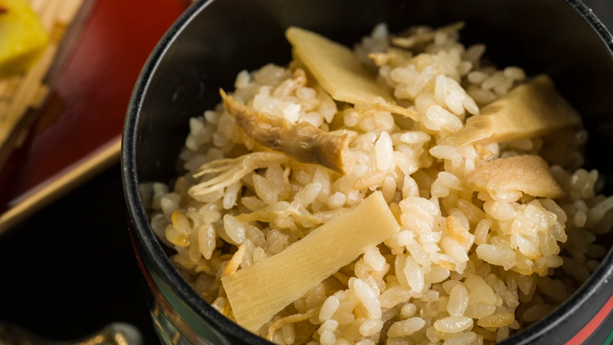 【夕食例】季節の野菜と山形のお米を合わせた炊き込みご飯