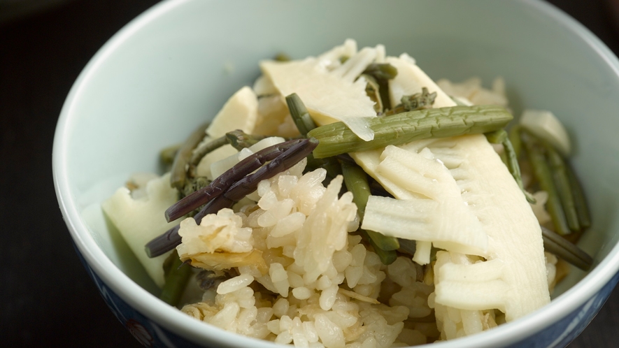 【夕食例】季節の野菜と山形のお米を合わせた炊き込みご飯