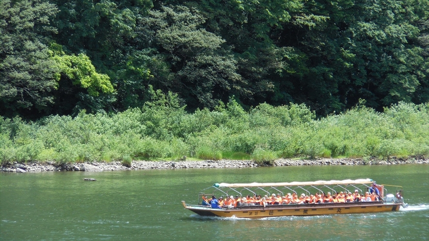 最上川芭蕉ライン舟下り／数々の絶景ポイントを巡る約1時間の船旅