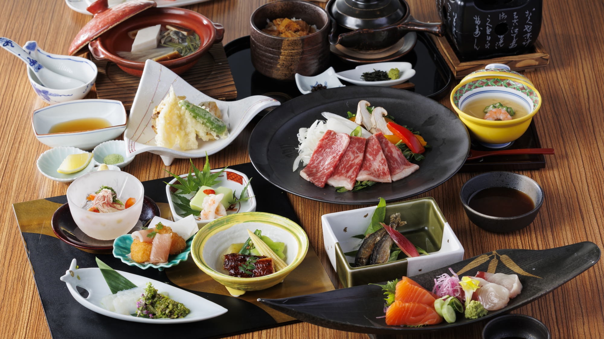 【露天風呂付き客室”別邸四季彩”】＜ご夕食時間：17:30〜19:00＞ご夕食は季節の特選創作会席