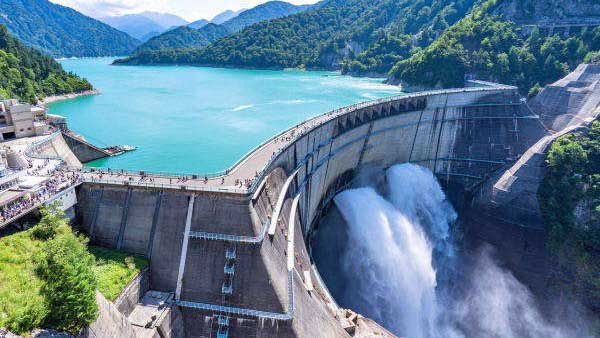 【黒部ダム】観光放水も楽しめる"国内最大級のスケールと迫力！"