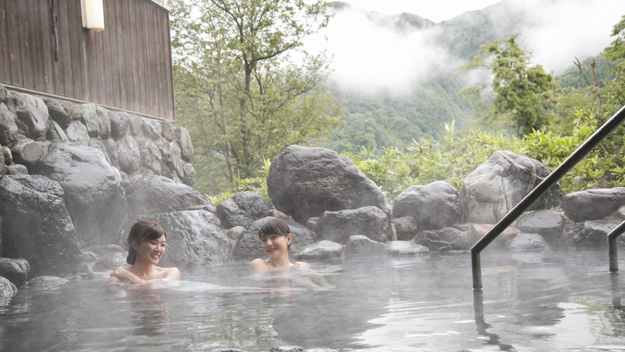 大自然に溶け込む露天風呂は山奥の秘湯を感じさせる趣