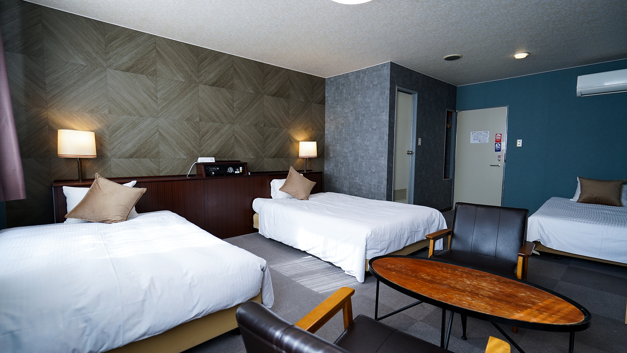 トリプルルーム【セミダブルベッド120cm&times;2台・シングルベッド100cm&times;1台】