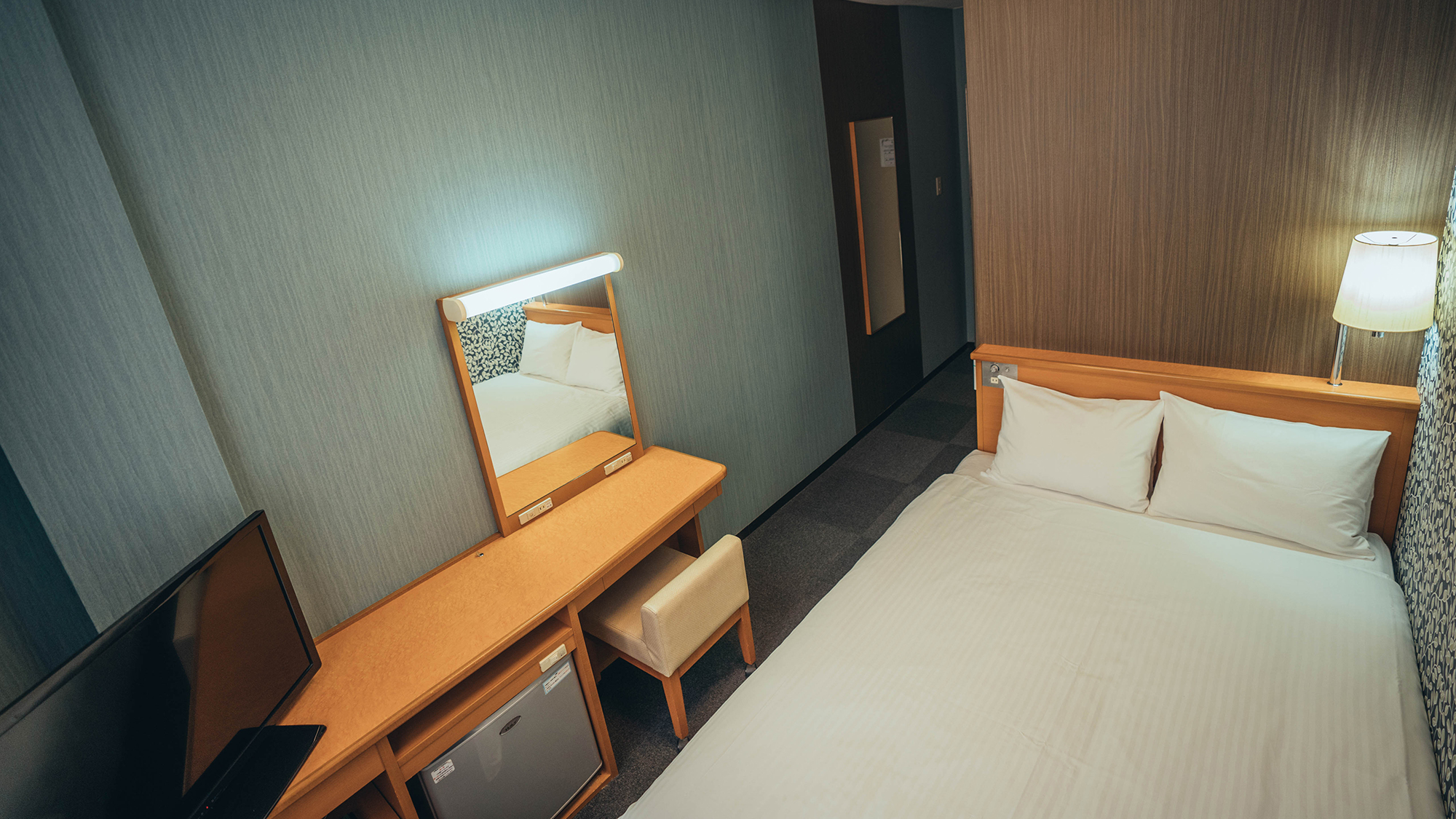 セミダブルベッドを備えたお部屋です。添い寝でのご利用により、2名様までご宿泊いただけます。広めのデスクも備わっており、お仕事や身支度にも便利です。※壁紙の仕様は部屋により異なります。お部屋はお選び頂けませんのでご了承くださいませ。