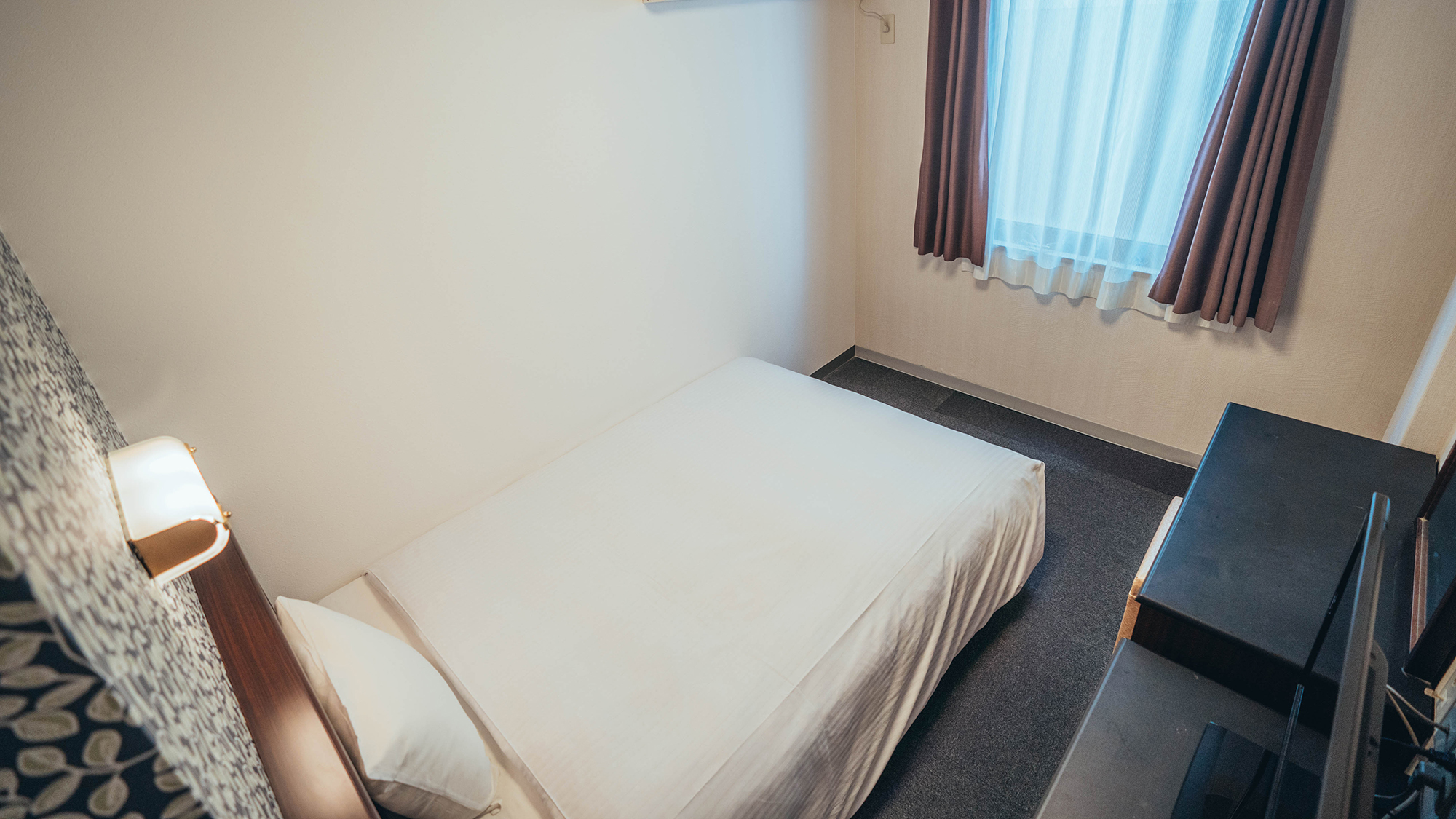 エコノミーシングルルーム【セミダブルベッド130cm】