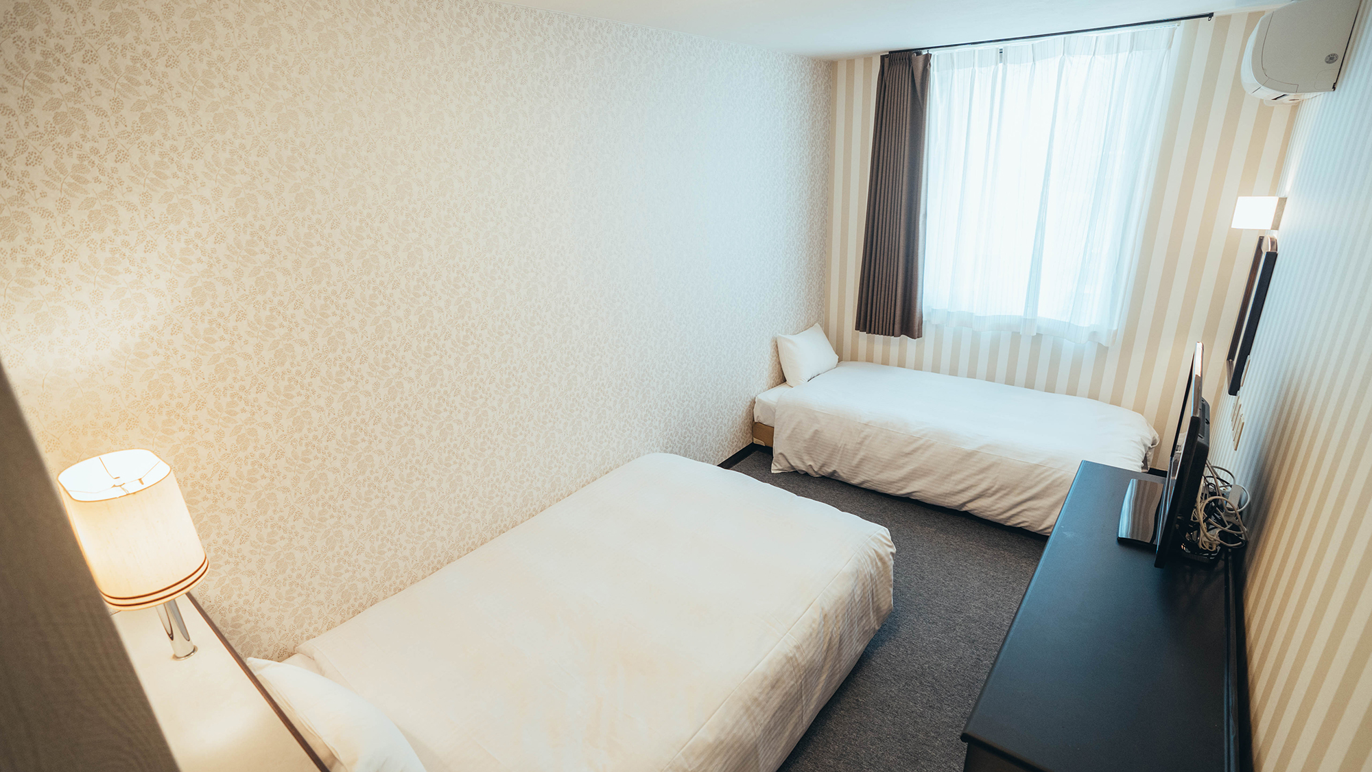 セミダブルベッドとシングルベッドを1台ずつ備えたお部屋です。添い寝でのご利用により、最大3名様までご宿泊いただけます。※壁紙の仕様は部屋により異なります。お部屋はお選び頂けませんのでご了承くださいませ。