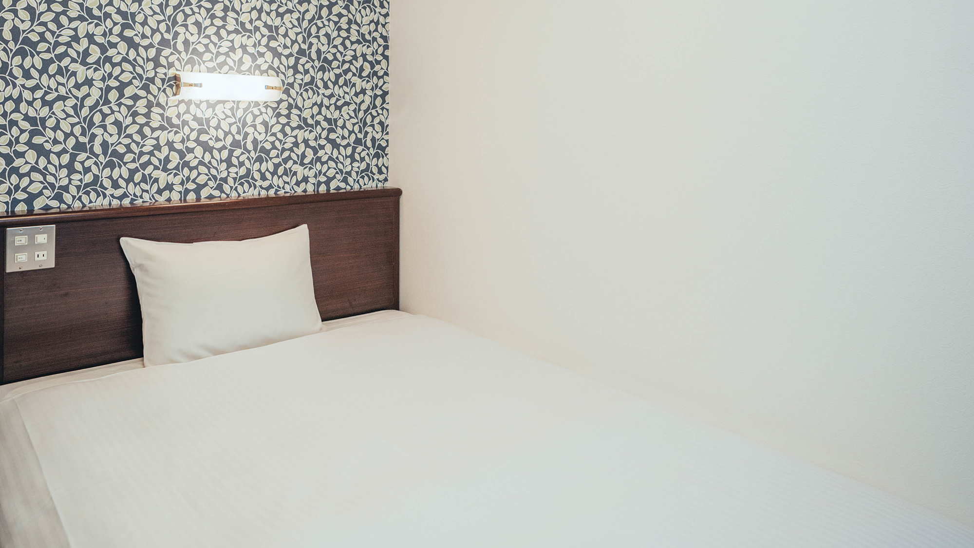 エコノミーシングルルーム【セミダブルベッド130cm】