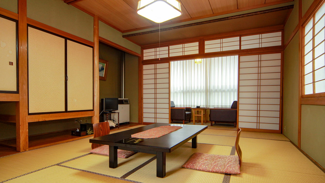 【客室一例・12畳】落ち着いた雰囲気の和室です。のんびりとお過ごしいただけます。