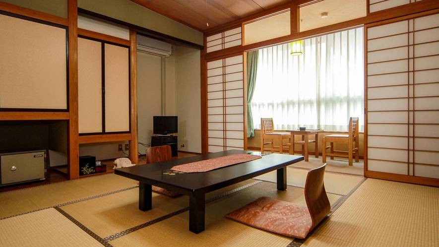 【客室一例・8畳】落ち着いた雰囲気の和室です。のんびりとお過ごしいただけます。