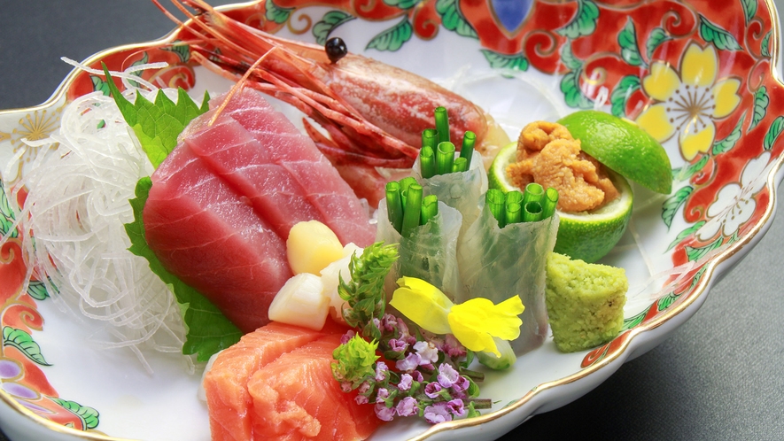 【ご夕食一例】季節ごとに、新鮮な旬のお刺身をご用意致します。