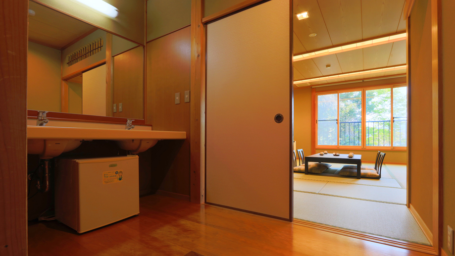 【洗面・トイレ付11.5畳和室】全室温水洗浄トイレ・洗面・冷蔵庫が付いています。