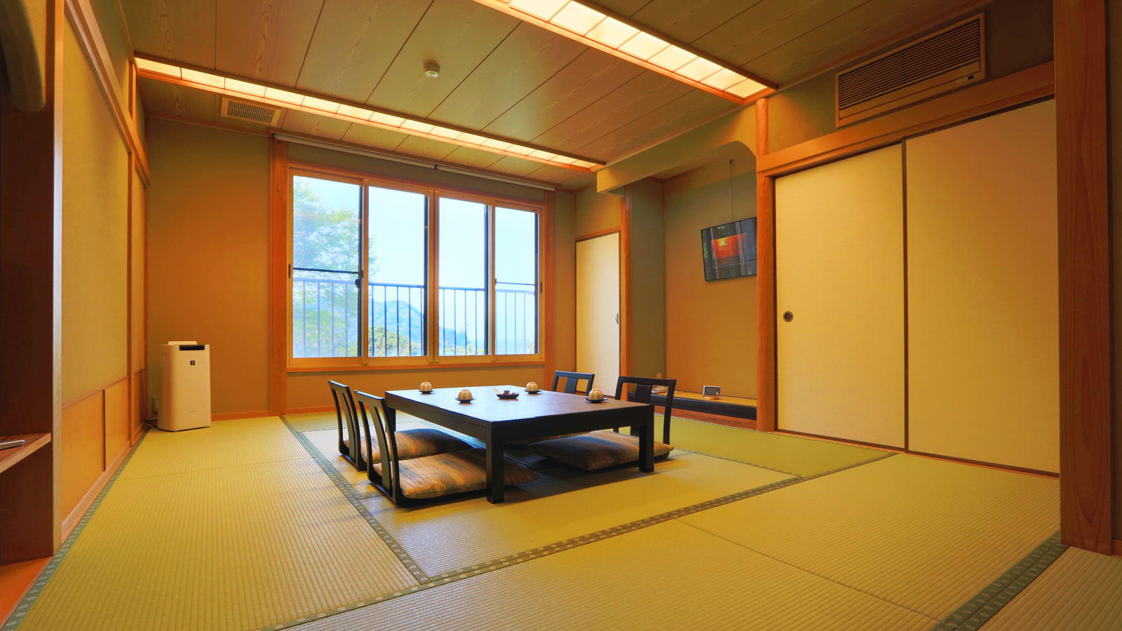 【洗面・トイレ付11.5畳和室】日本海の雄大な自然を眺め、ごゆっくりお過ごしください。