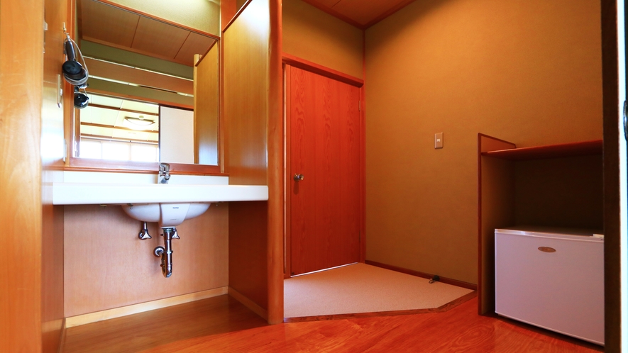 【洗面・トイレ付9畳和室】 全室温水洗浄トイレ・洗面・冷蔵庫が付いています
