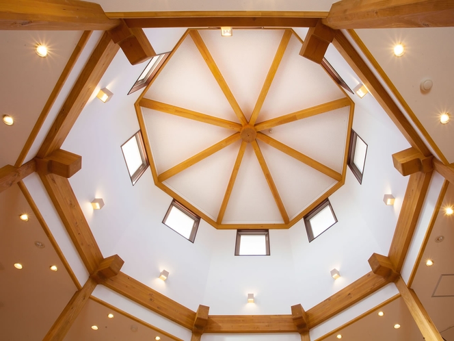 レストラン　天井が高く八角形のドームが特徴的