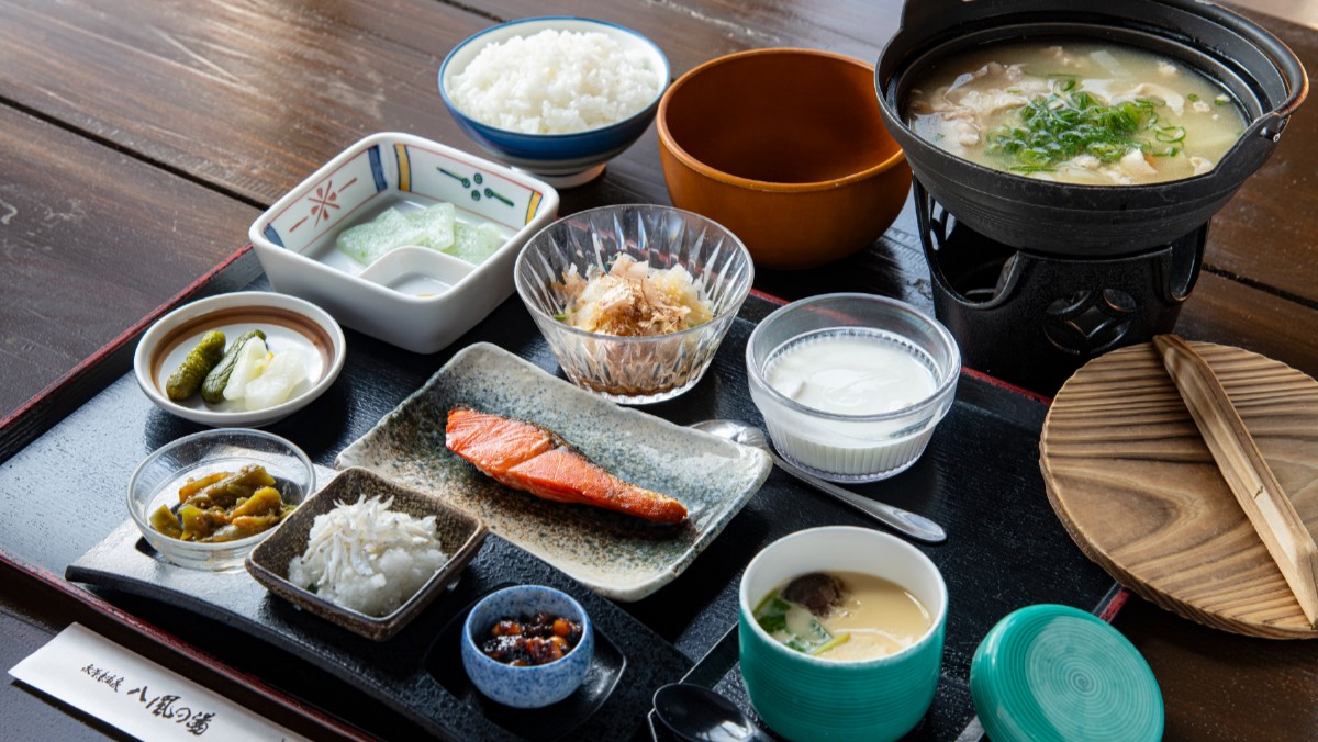 *【朝食一例】地元食材が愉しめる和朝食。具沢山の特性豚汁や炊き立てご飯などやさしく染みわたる味わい。