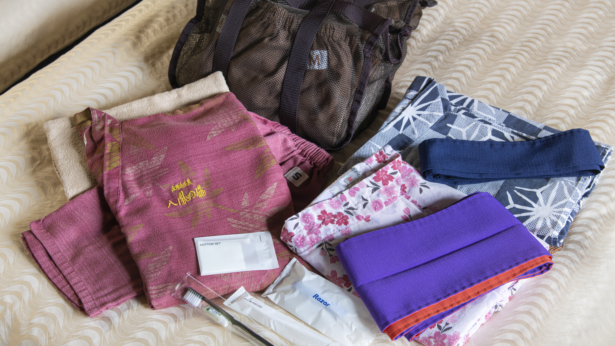 *【アメニティ一例】館内着・浴衣・タオル・移動の手提げ等、お部屋にご準備させていただいております。