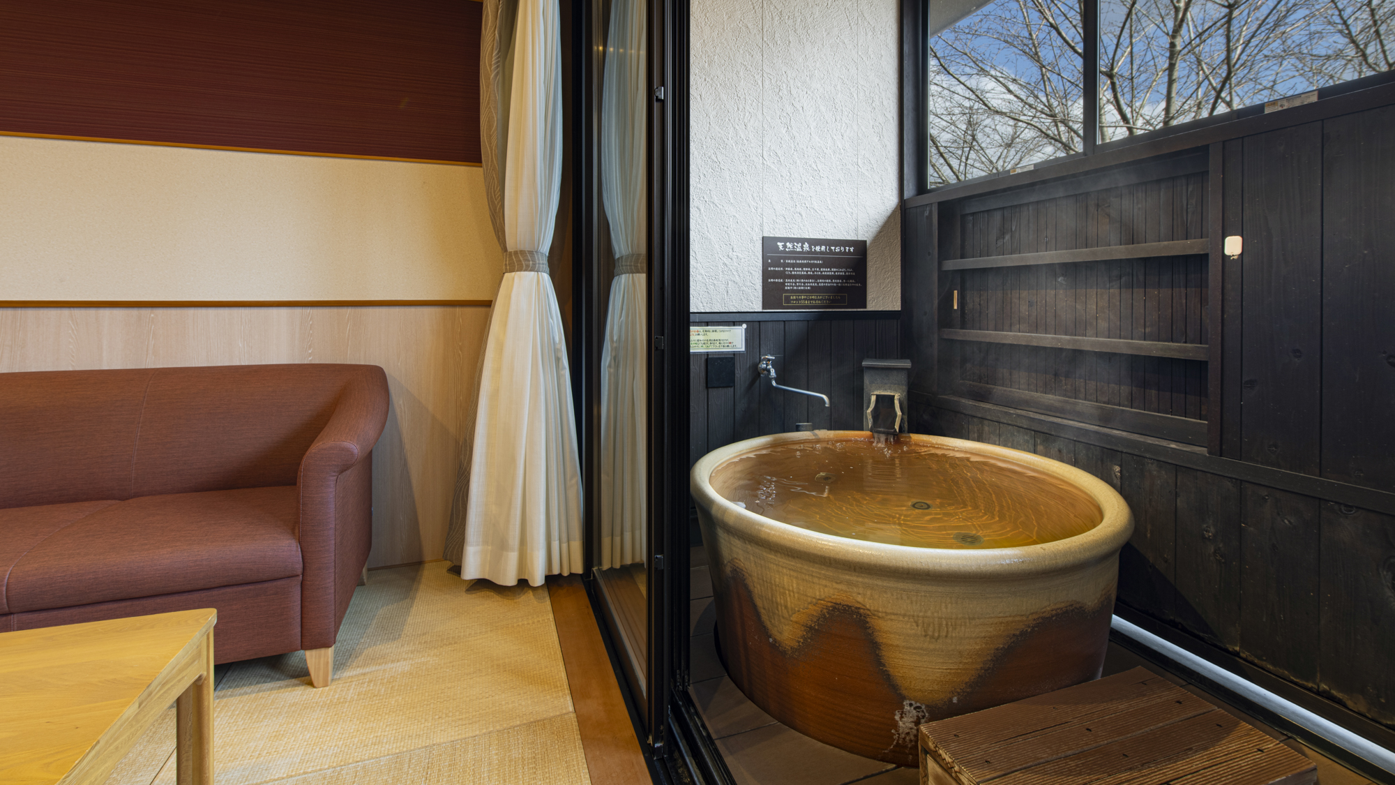 *【2階露天風呂一例】小窓を開けると愛知川と四季折々の山の景色を眺めながら温泉を堪能いただけます。