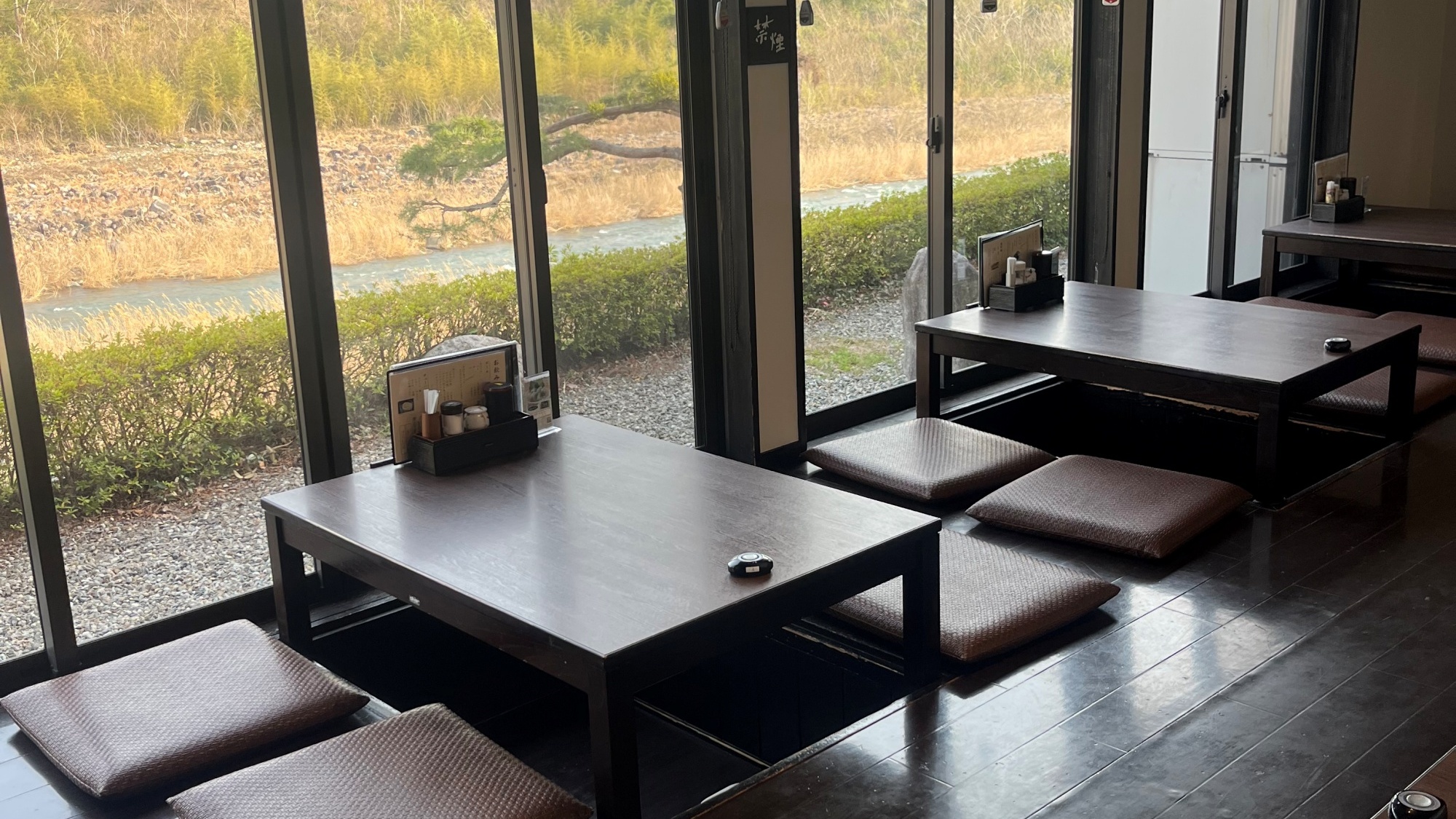 *【お食事処山水】大きな窓から光が差し込む明るいレストラン。ご朝食はこちらでご用意いたします。