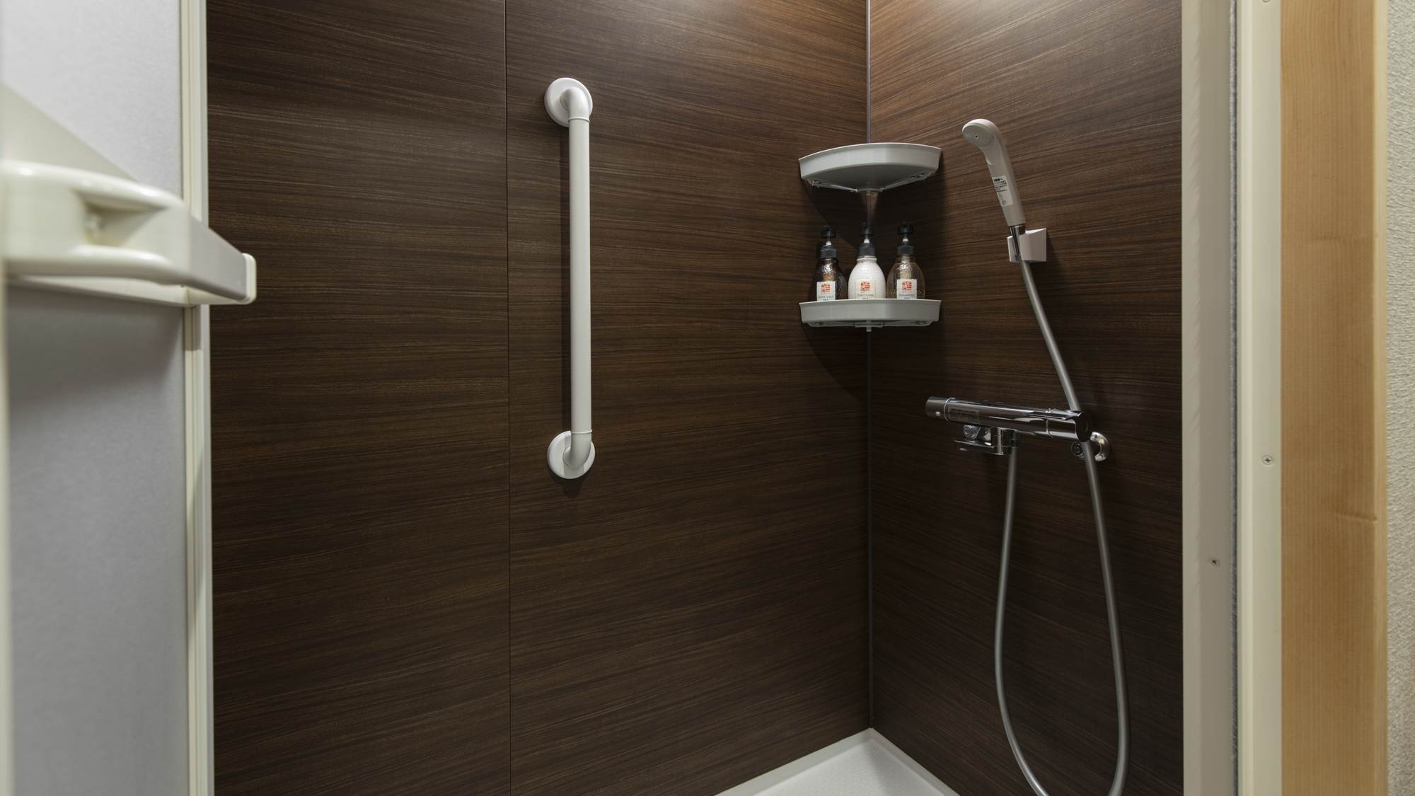 *各お部屋の露天風呂には洗い場スペースはございませんのでシャワーブースをご利用ください。