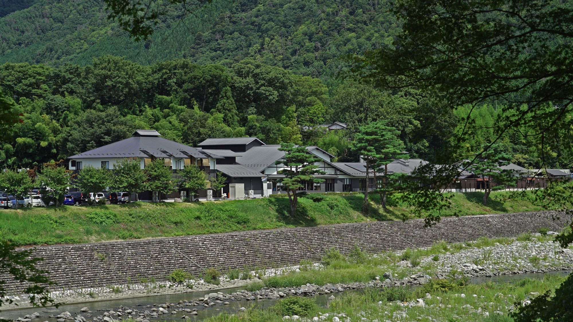 *清流愛知川が目の前に流れ、四季折々の自然を楽しめる立地です。