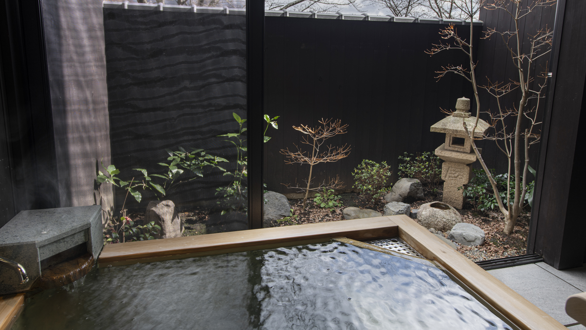 *【1階露天風呂一例】1階の露天風呂はすべて箱庭付。四季を感じながら温泉をお愉しみいただけます。