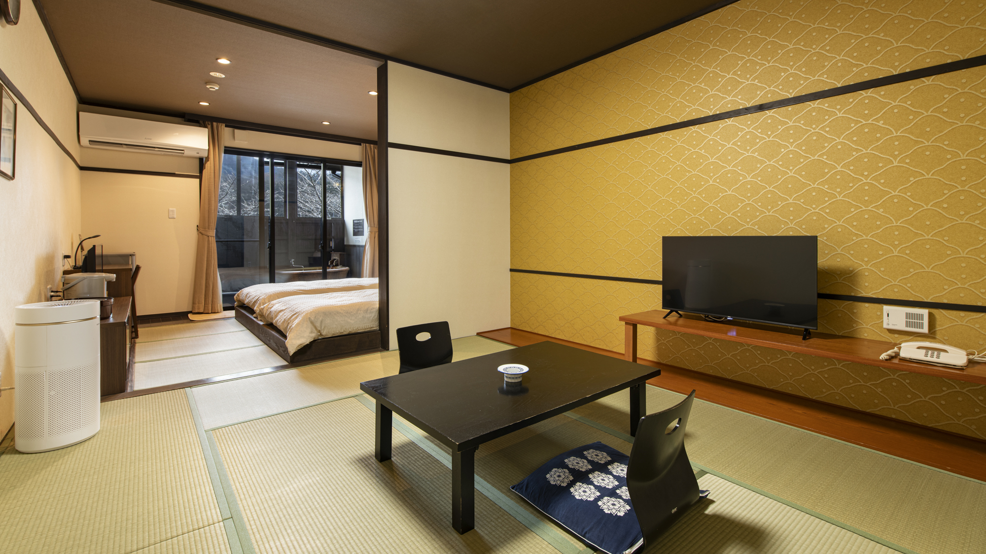 *【2階(喫煙)和洋室一例】和モダン客室。愛知川や山々を眺めながら温泉をお楽しみいただけます。