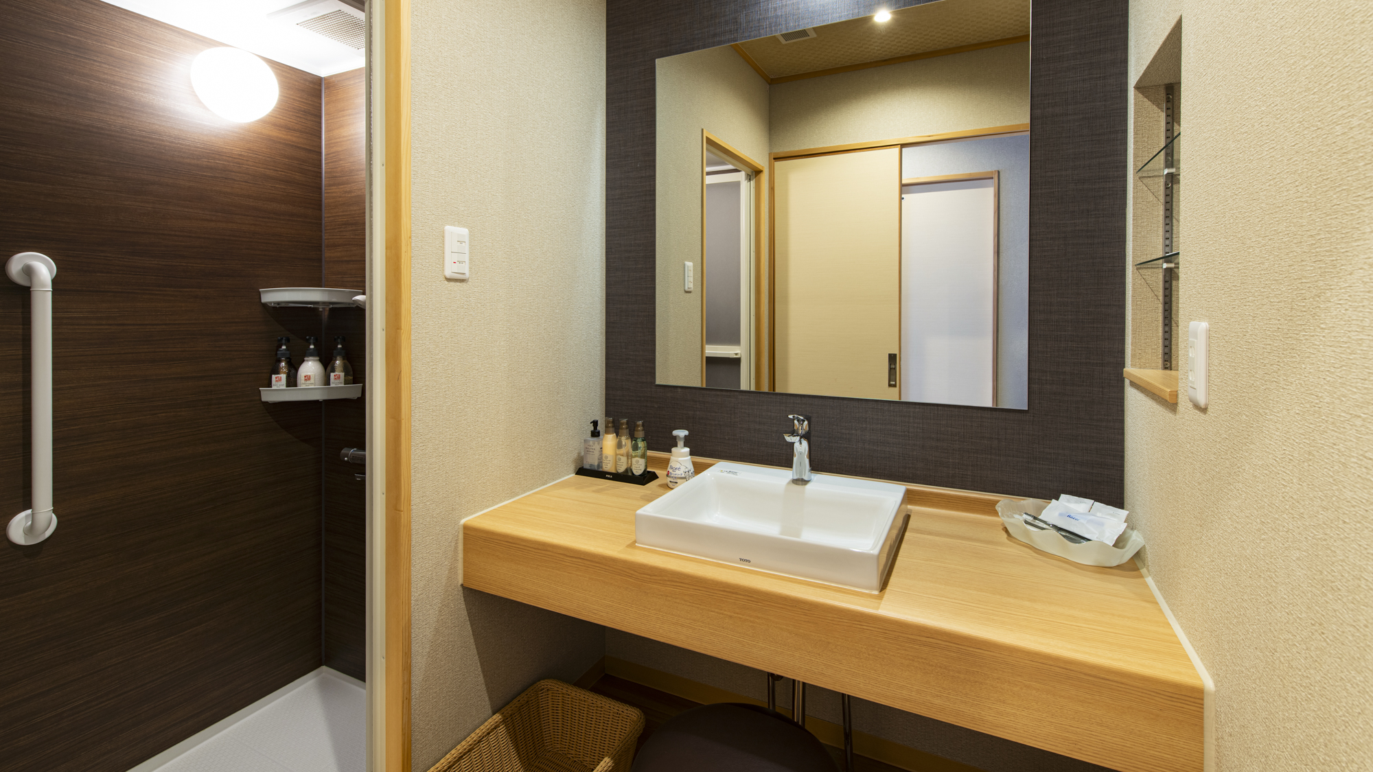 *各お部屋シンプルで使いやすい設えの洗面スペースを完備しております。