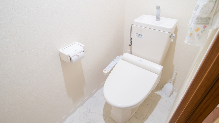 *【トイレ/客室1DK】白を基調とした清潔感のあるトイレです。