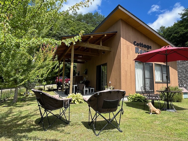 2025　ログ風コテージの庭03