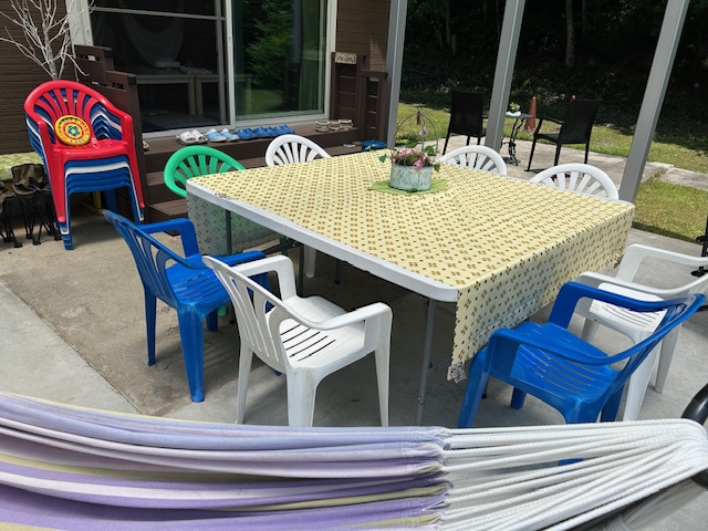 2025　白いコテージのデッキ02