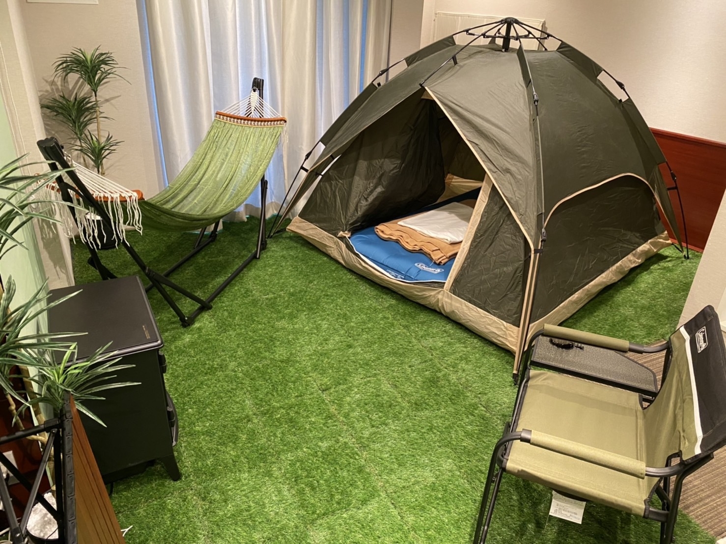 【新感覚】【角部屋】都内で体験ホテルキャンプ！ 人工芝で自然を再現・テント完備・マットレス完備