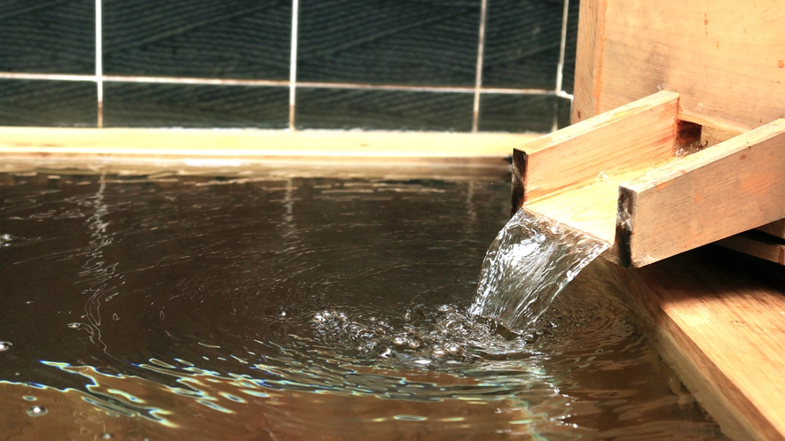 風呂／檜風呂・御岳山から流れるミネラルたっぷり滝水のお湯